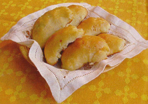 These stuffed pastries can be filled with meat, ham, cabbage or carrots. They are particularly well-suited as a snack when unexpected guests drop in.
